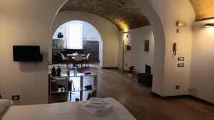 een woonkamer met een tafel en een eetkamer bij Casa Selinunte in Palermo