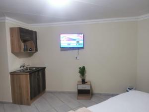 Kuchyň nebo kuchyňský kout v ubytování Phindulo Bed and Breakfast - No Loadshedding, Smart TVs & unlimited free fibre wifi
