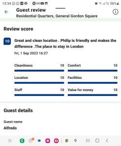 Captura de pantalla de una captura de pantalla de un teléfono móvil de la notificación de revisión del huésped en Residential Quarters, General Gordon Square, en Londres