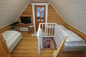 Habitación pequeña en el ático con cama y mesa en Saremökki en Kittilä
