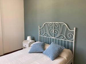 1 dormitorio con 2 almohadas en Attico Valentina, en Castelnuovo