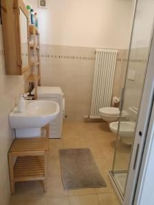 La salle de bains est pourvue d'un lavabo et de 2 toilettes. dans l'établissement Casa Giuditta, à Civezzano