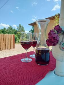 deux verres de vin rouge assis sur une table rouge dans l'établissement Casa Giuditta, à Civezzano