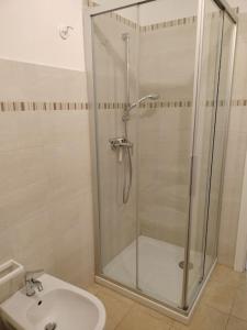 La salle de bains est pourvue d'une douche, de toilettes et d'un lavabo. dans l'établissement Casa Giuditta, à Civezzano