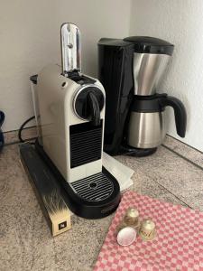 einen Toaster auf einer Theke neben einer Kaffeemaschine in der Unterkunft Appartement auf dem Bauernhof in Klenzau