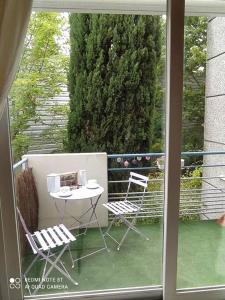 a patio with a table and chairs on a balcony at Appartement Chasseneuil Futuroscope in Chasseneuil-du-Poitou