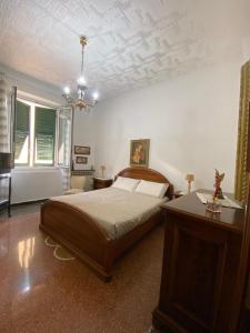 ジェノヴァにあるLa Palma di Raféのベッドルーム(ベッド1台、テーブル付)