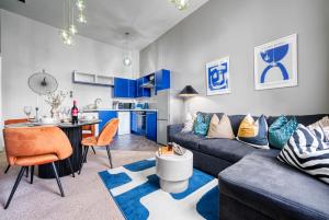 2 Bed Stunning Chic Apartment, Central Gloucester, With Parking, Sleeps 6 - By Blue Puffin Stays في غلوستر: غرفة معيشة مع أريكة وطاولة