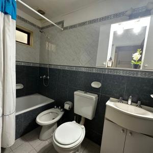 申提納里歐的住宿－Casa Girasoles，浴室配有卫生间、盥洗盆和浴缸。