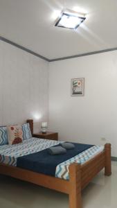 um quarto com uma cama num quarto com um tecto em ELEN INN - Malapascua Island FAN ROOM #1 em Malapascua