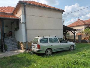 un coche verde estacionado frente a una casa en Kuća Jovanka en Zaječar