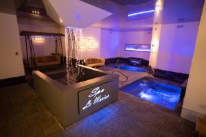 Bazén v ubytování Hôtel-Auberge la Grande Maison et Spa nebo v jeho okolí