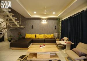 sala de estar con sofá y mesa en Zebrano Woods Gujarat, en Khirasra