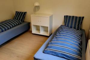 sala de estar con cama y mesita de noche en SoloRica House(400m to Lego House,1km to Legoland), en Billund