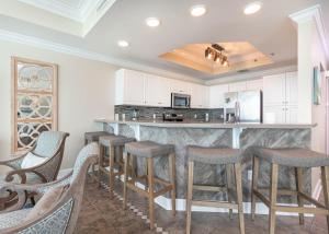 una cocina con barra con taburetes en Phoenix IX 1106 condo, en Orange Beach