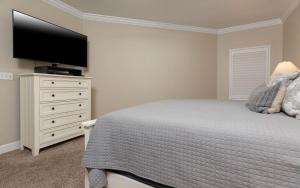 Un dormitorio con una cama y un televisor de pantalla plana. en Phoenix IX 1106 condo, en Orange Beach 34 fotos más
