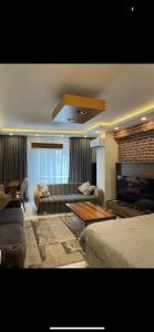 un soggiorno con divano e camino di Apartment right next to the CevahirShopping Center a Istanbul