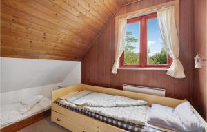 ロモ・キルケビーにあるGorgeous Home In Rm With Saunaの小さなベッドルーム(ベッド1台、窓付)