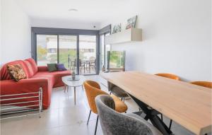 un soggiorno con un divano rosso e un tavolo di Nice Apartment In Pilar De La Horadada a Pilar de la Horadada