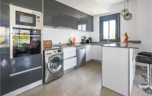 uma cozinha com máquina de lavar e secar roupa em Cozy Apartment In Pilar De La Horadada em Pilar de la Horadada