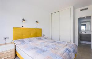 una camera da letto con un letto grande con testiera in legno di Nice Apartment In Pilar De La Horadada a Pilar de la Horadada