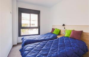 een slaapkamer met 2 bedden en een raam bij Nice Apartment In Pilar De La Horadada With Jacuzzi in Pilar de la Horadada