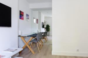 een eetkamer met een tafel en stoelen bij Cozy and bright 1 bedroom apt in Knightsbridge in Londen