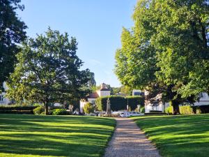 a walkway through a lawn in front of a house at Villa Nature entre Paris et Versailles in Marnes-la-Coquette