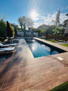 uma piscina num quintal com piso de madeira em Cosy love Room em Les Arcs sur Argens