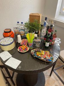 een tafel met borden en flessen alcohol bij Villa Nevada - Adults only in Bad Schandau