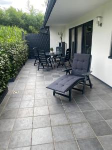 a patio with chairs and a table on a patio at Ferienwohnung drei Eichen in Isernhagen