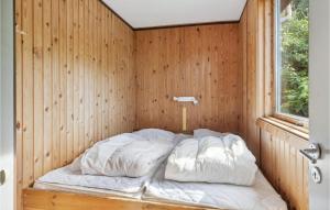 Ce lit se trouve dans une chambre en bois dotée d'une fenêtre. dans l'établissement 2 Bedroom Beautiful Home In Sydals, à Skovby
