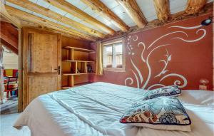 - une chambre avec un grand lit orné d'œuvres d'art murales dans l'établissement Cozy Home In Les Fosses With Kitchen, à Les Fosses