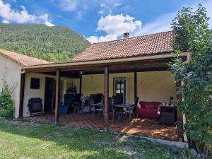吉洛梅Chambre aux Gorges de Daluis的带露台的房子，露台上配有桌椅