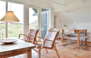 Nørre LyngvigにあるCozy Home In Hvide Sande With House A Panoramic Viewのダイニングルーム(テーブル、椅子付)