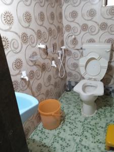e bagno con servizi igienici e vasca. di UK homestay a Malwan