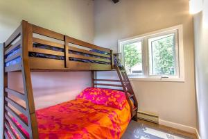 a small bedroom with a bunk bed and a bunk bedspread at Nordika Lac St Pierre No. PERMIS CITQ: 298304 in Val des Monts