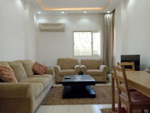 Гостиная зона в Luxury King Bed with garden-Zayed Families only