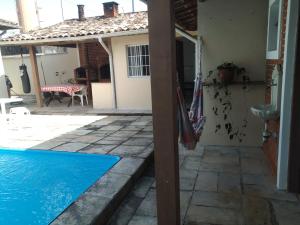 een huis met een zwembad voor een huis bij Casinha Sossego na Praia in Caraguatatuba