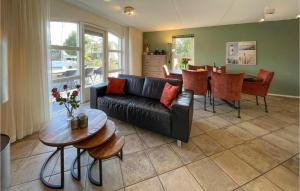 It Soal Waterpark-waterlelie I في فوركوم: غرفة معيشة مع أريكة سوداء وطاولة