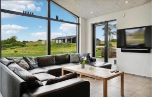 Posezení v ubytování Stunning Home In Ebeltoft With Sauna