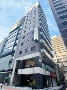 un edificio alto con un cartel en el costado en Hotaku HOTEL Akihabara, en Tokio