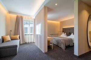 Postel nebo postele na pokoji v ubytování Hotel Frangart an der Weinstraße + 37 fotografií