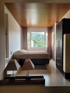 una camera con un letto e una grande finestra di The Chocolate Factory House, Kandy a Kandy