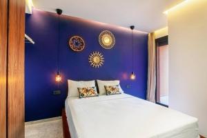 1 dormitorio con 1 cama con pared morada en Luxury apartment in center Of Marrakech City, en Marrakech