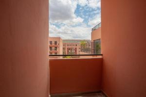 - Balcón con vistas a un edificio en Luxury apartment in center Of Marrakech City, en Marrakech