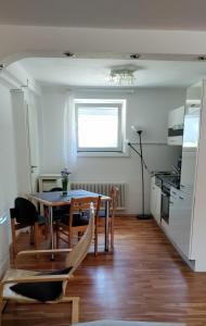 a kitchen and dining room with a table and chairs at Geinberg Suites & Via Nova Lodges in Polling im Innkreis