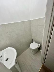 La salle de bains est pourvue de toilettes blanches et d'un lavabo. dans l'établissement Stanza Georgina, à Vérone