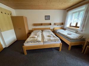 Ein Bett oder Betten in einem Zimmer der Unterkunft Churáňov Lanovka