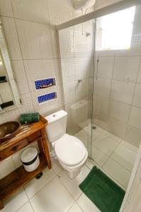 a bathroom with a toilet and a shower at Pousada Jungle Beach Maresias in Maresias